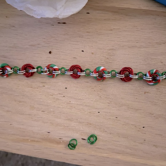 Chain maille bracelet in holiday colors , Hand made Approximately 7 inches long - Picture 1 of 2